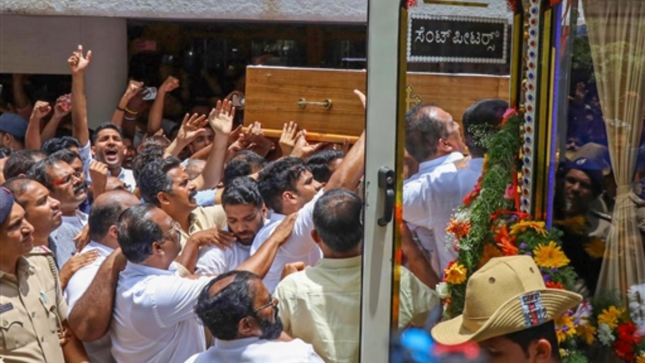 Along with Karnataka Chief Minister Siddaramaiah and his deputy D K Shivakumar, they visited former Karnataka minister late T John's residence in Indiranagar, where his mortal remains were kept, to pay their last respects
 