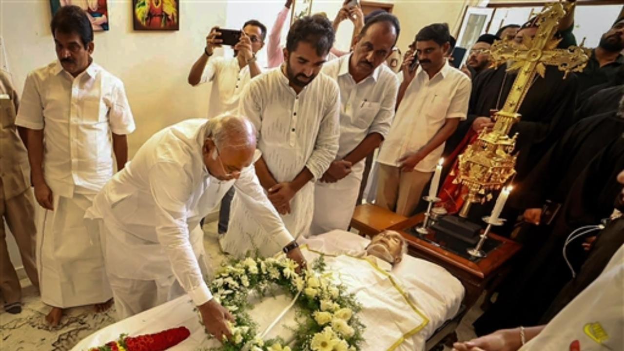 Congress President Mallikarjun Kharge pays his last respects to former Kerala chief minister Oommen Chandy, in Bengaluru (PTI)