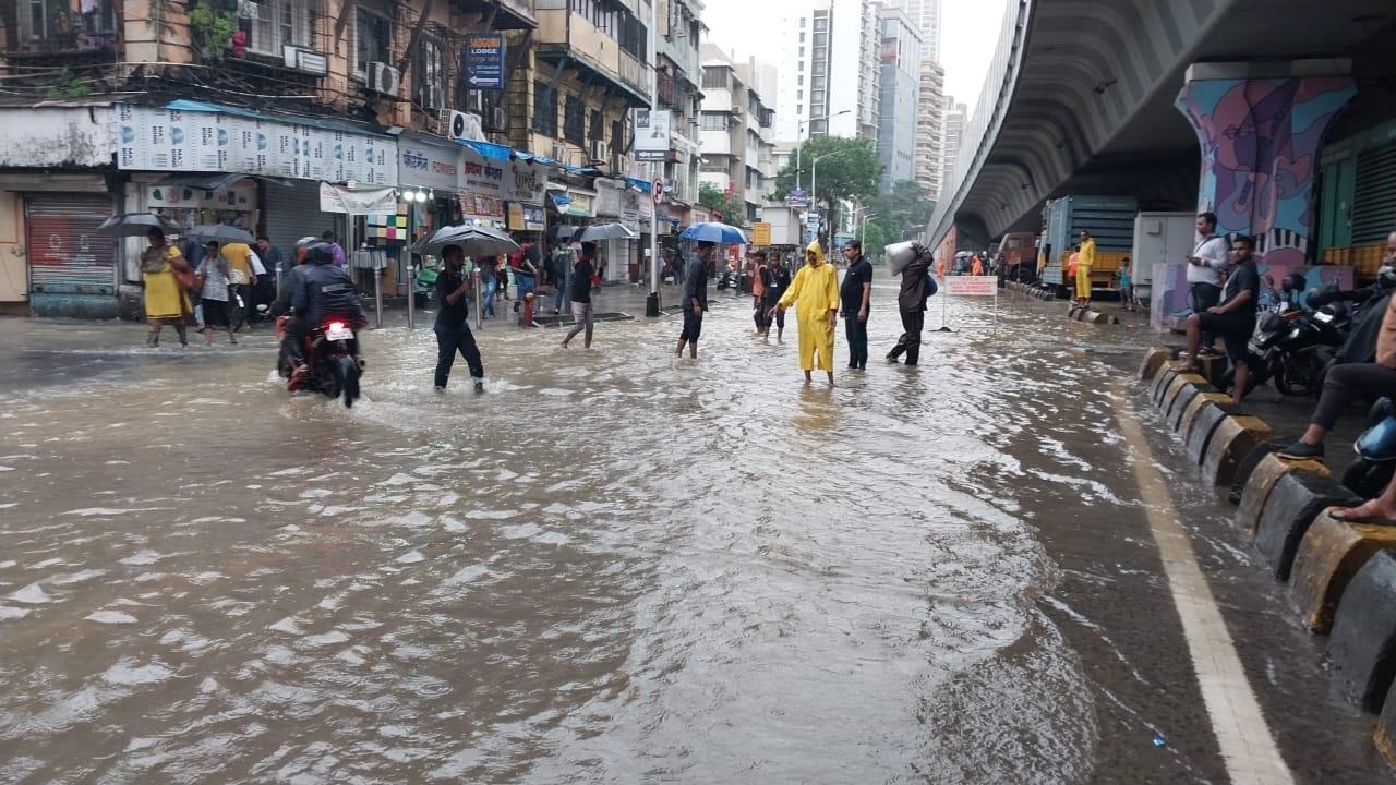 Due to heavy rainfall, water-logging has been reported at Kurla station on the Harbour line on Friday afternoon
 