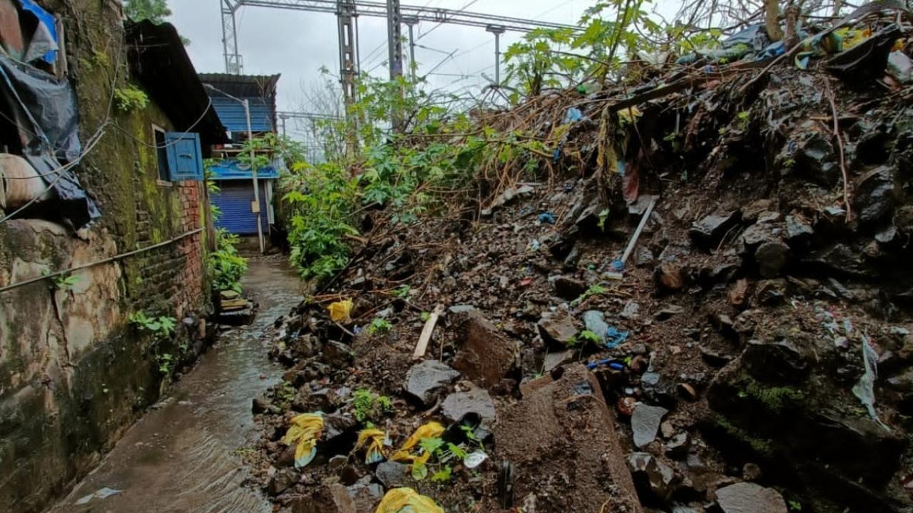 Railway safety wall collapses near Thane station
