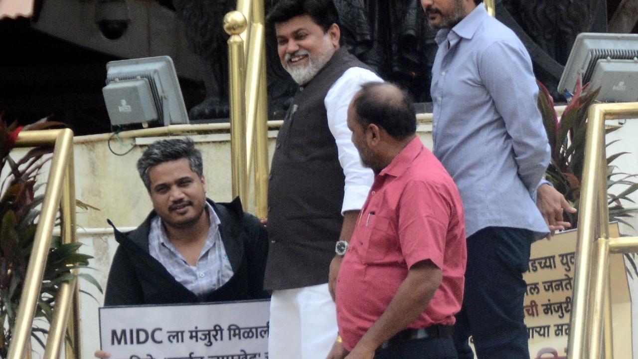 Rohit Pawar sat on a protest demanding industrial development corporation in his Karjat-Jamkhed constituency situated in Ahmednagar district
 