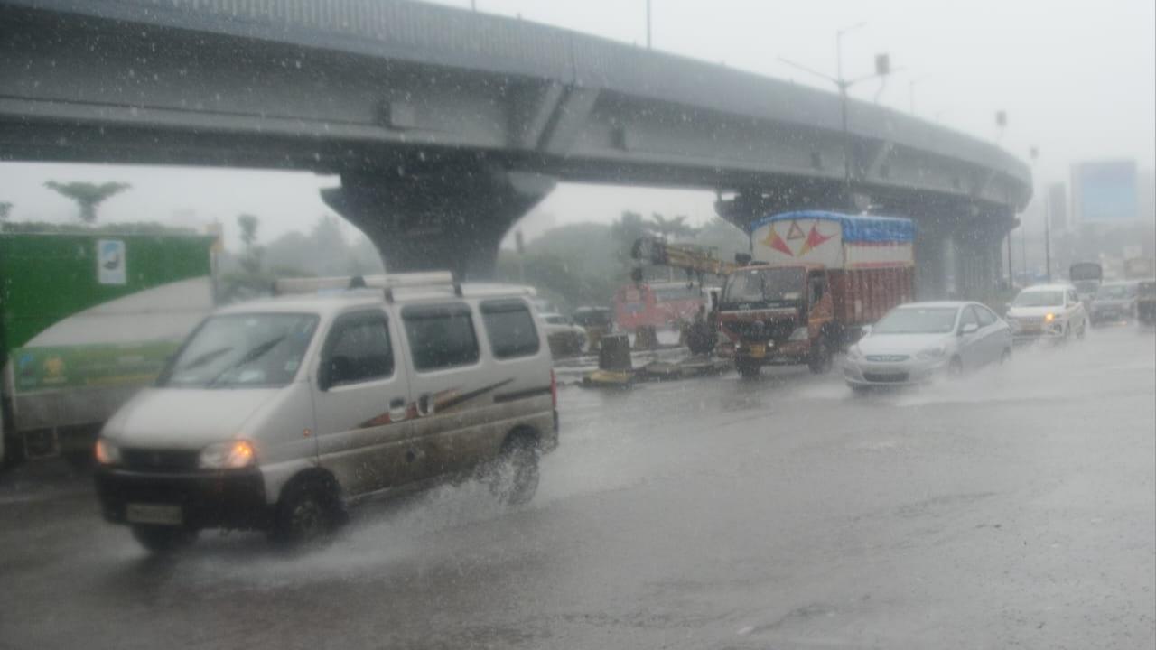 The India Meteorological Department (IMD) Mumbai Monday predicted that moderate spells of rain very likely to occur at isolated places in the districts of Mumbai
 
