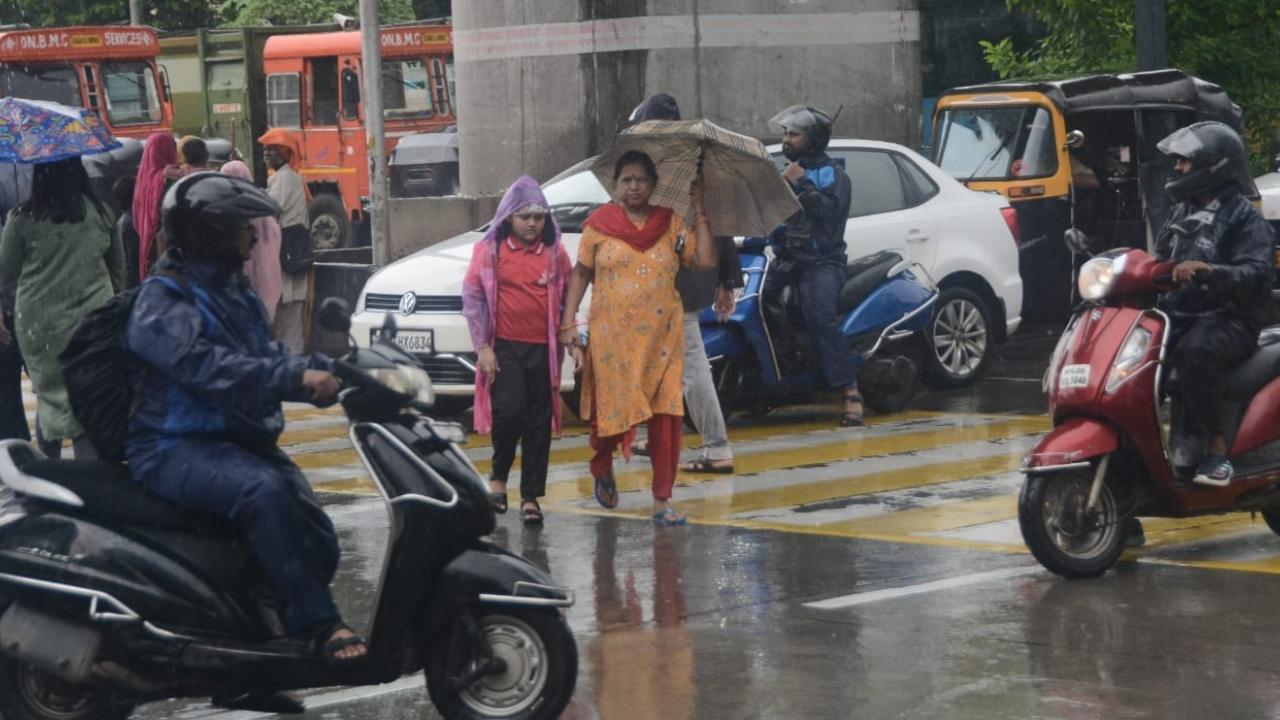 Heavy rain lashes at Andheri Kurla Road in Mumbai (Pic/Sameer Abedi)