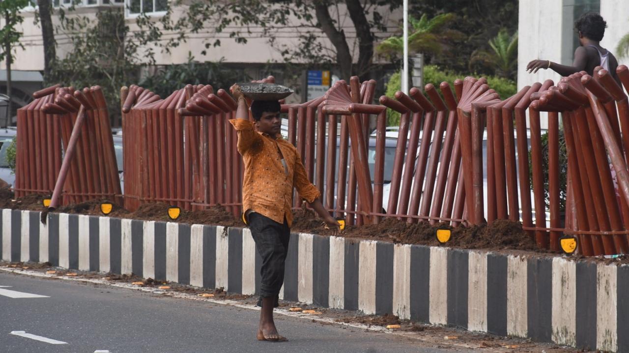 The BMC has started installing barricades on medians at Marine Drive. Though the BMC stated that the decision to install the barriers was taken following requests from the Marine Drive traffic division and a residents’ association, the latter is not happy with the installation
 
