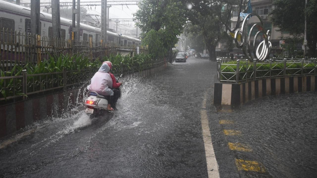 Water-logging was reported on the railway tracks between Churchgate-Marine Lines railway station. 