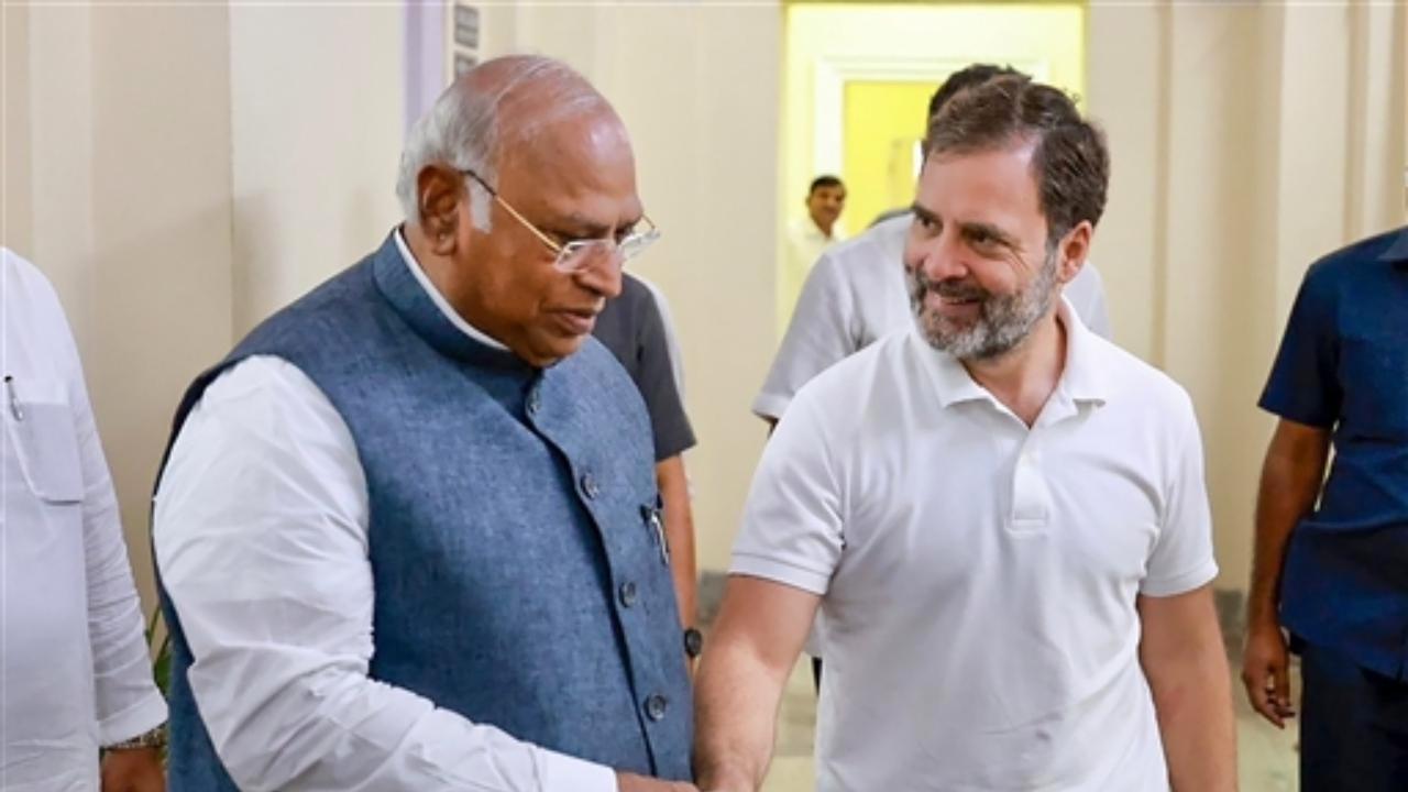Mallikarjun Kharge with party leader Rahul Gandhi arrives for a meeting with leaders of Maharashtra Congress (Pic/PTI)