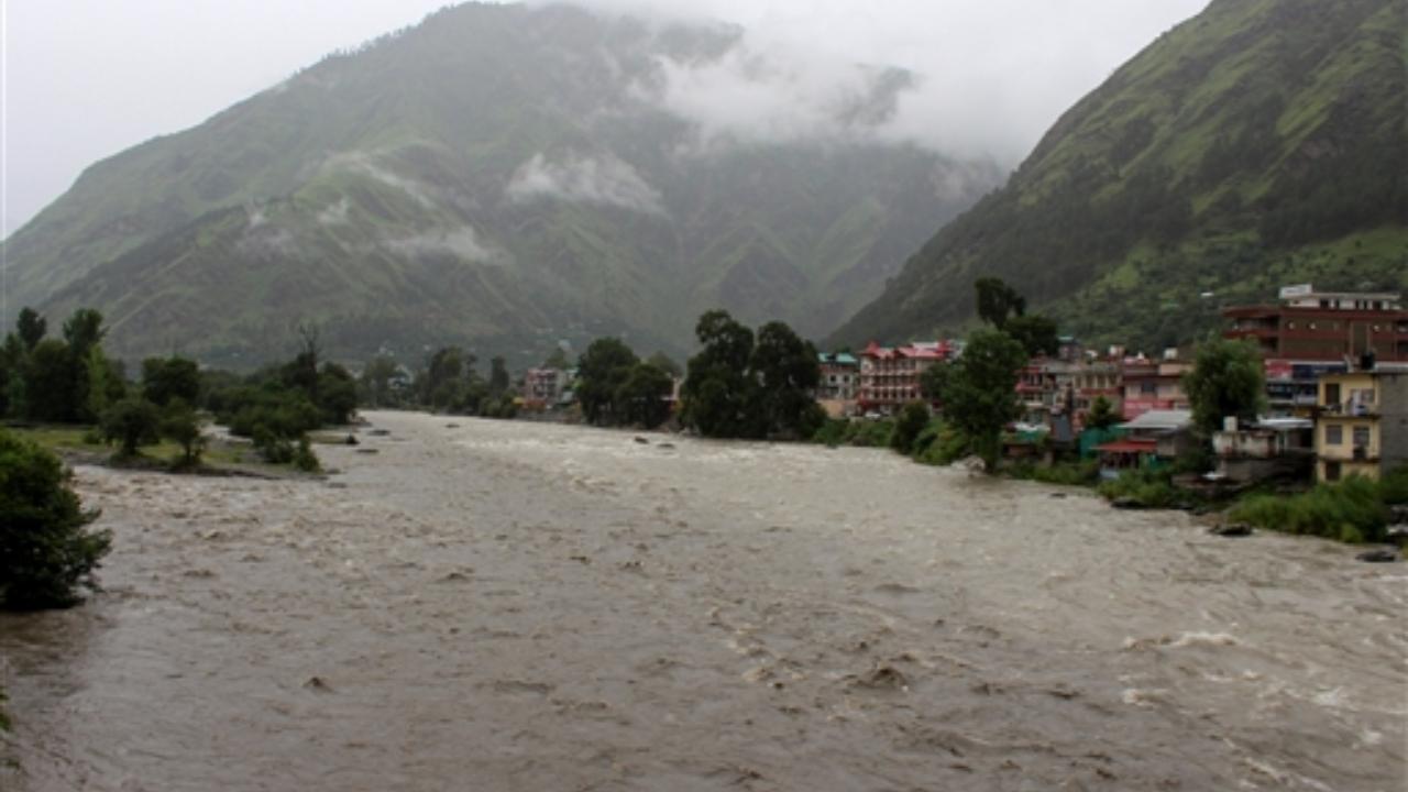 Himachal: Beas River water level rises, NDRF rescues 5 people in Kullu