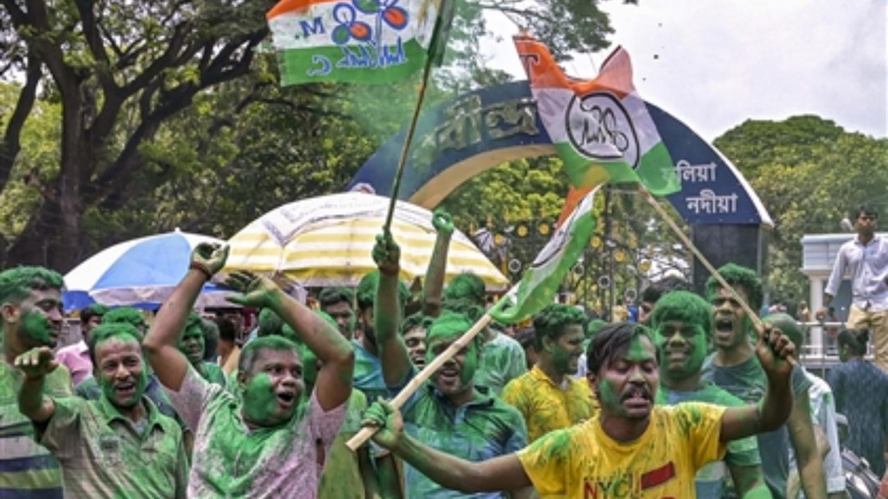 TMC workers and supporters celebrate the party's lead during the counting of votes of the West Bengal panchayat polls
 