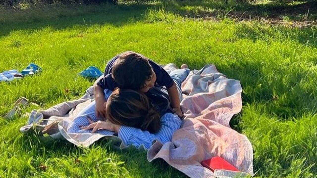 Kareena Kapoor's son Jeh takes a nap on her back, see pic