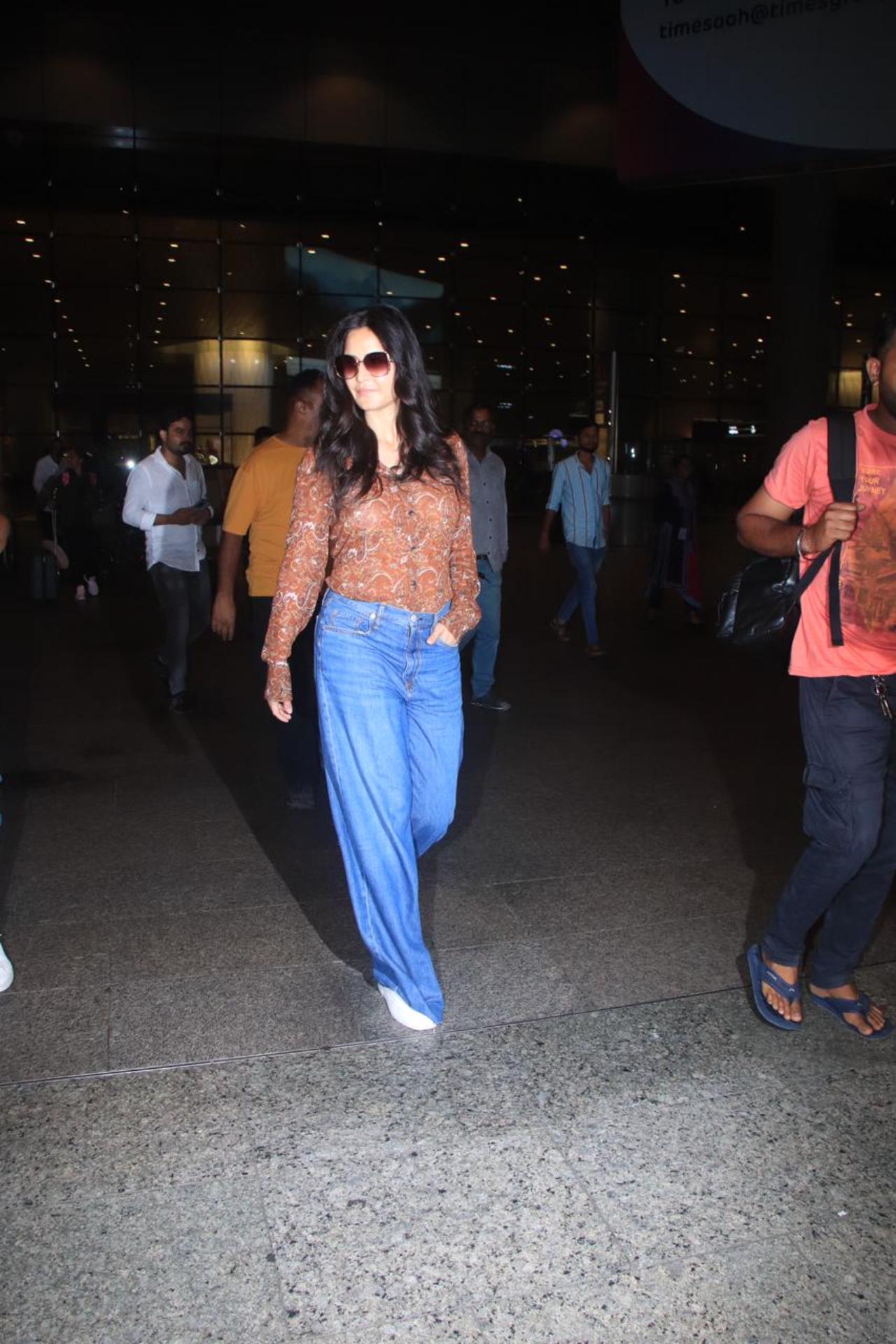 Katrina surely had heads turning with her casual-chic look. The actress wore a fitted full-sleeve brown top and paired it ith baggy jeans