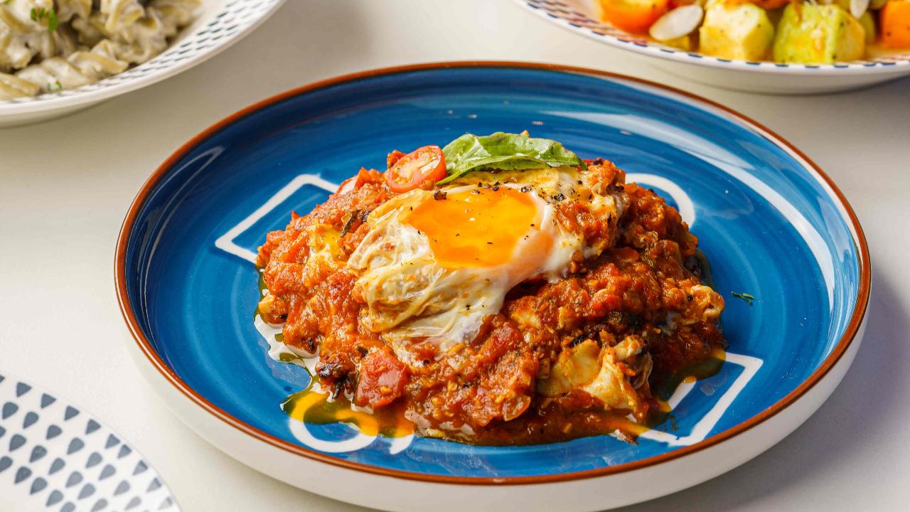 Detailed information on the calorie count, protein content, carbohydrate count, and fat count of each dish is provided on the menu, empowering customers to make informed choices about their meals