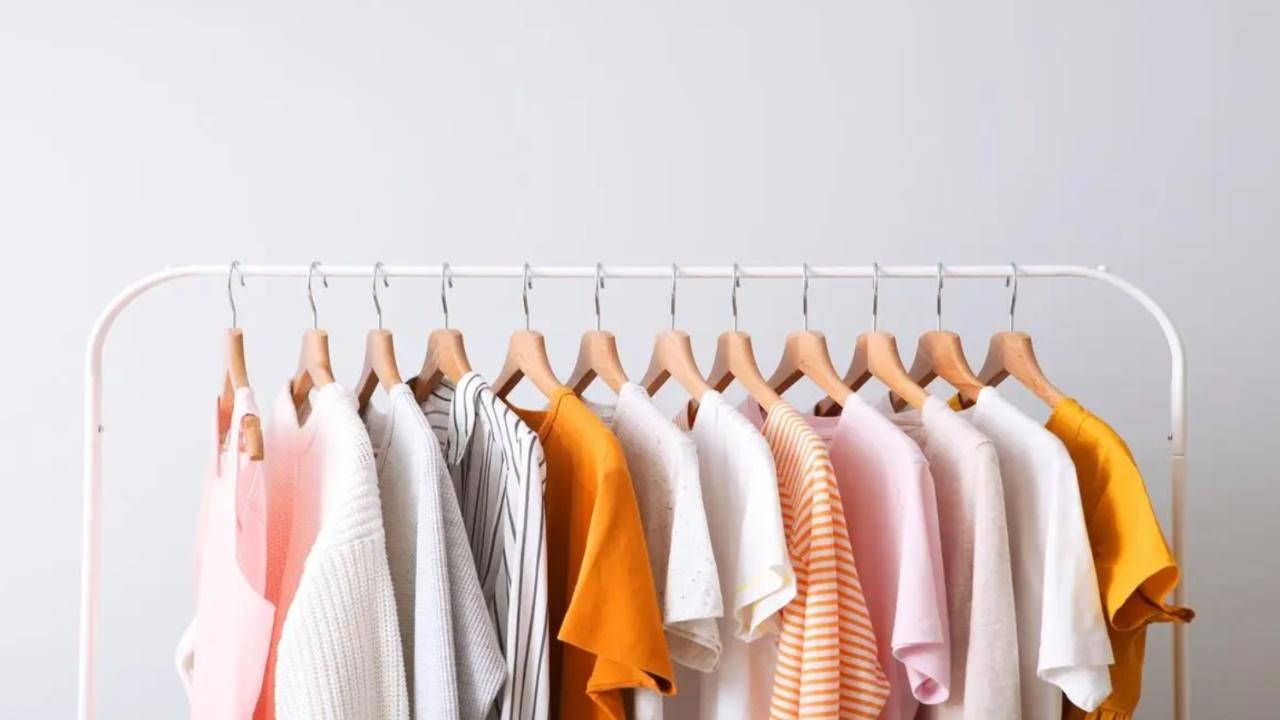 Opt for fabrics that are lightweight, quick-drying and have moisture-wicking properties. Usually, pure cotton polyester blends, nylon, rayon and linen fabrics are considered to be suitable and skin-friendly during the damp weather of monsoons. They don’t stick much to the body, feel nice and smooth against the skin and also feel comfortable. Photo Courtesy: iStock