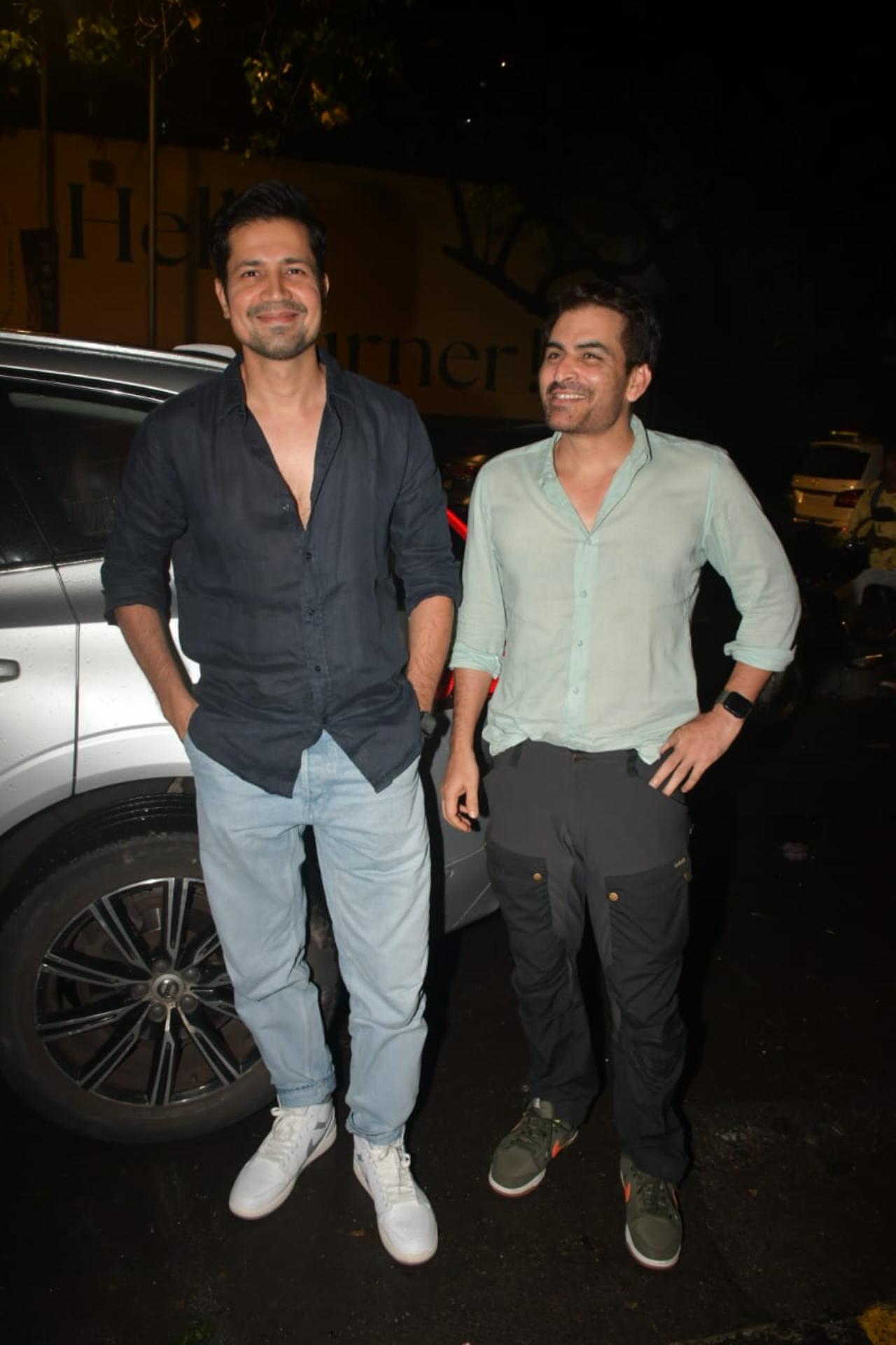 Manav Kaul and Sumeet Vyas posed together for the paparazzi. The two were in a jolly mood