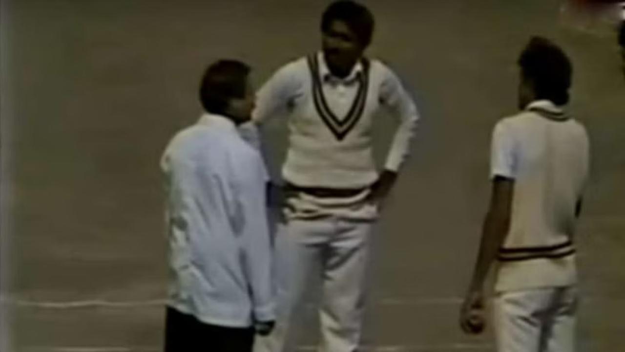 Javed Miandad famously became involved in a heated discussion with the on-field umpire during the third Test between New Zealand and Pakistan in 1985. The series was evenly poised at 1-1 and the Pakistani team needed just two wickets to win the series. Young Pakistani pacer Wasim Akram bowled a bouncer in the penultimate ball of the afternoon session and was warned by the umpire. The Pakistani captain was very upset with this and went up to talk about the issue.