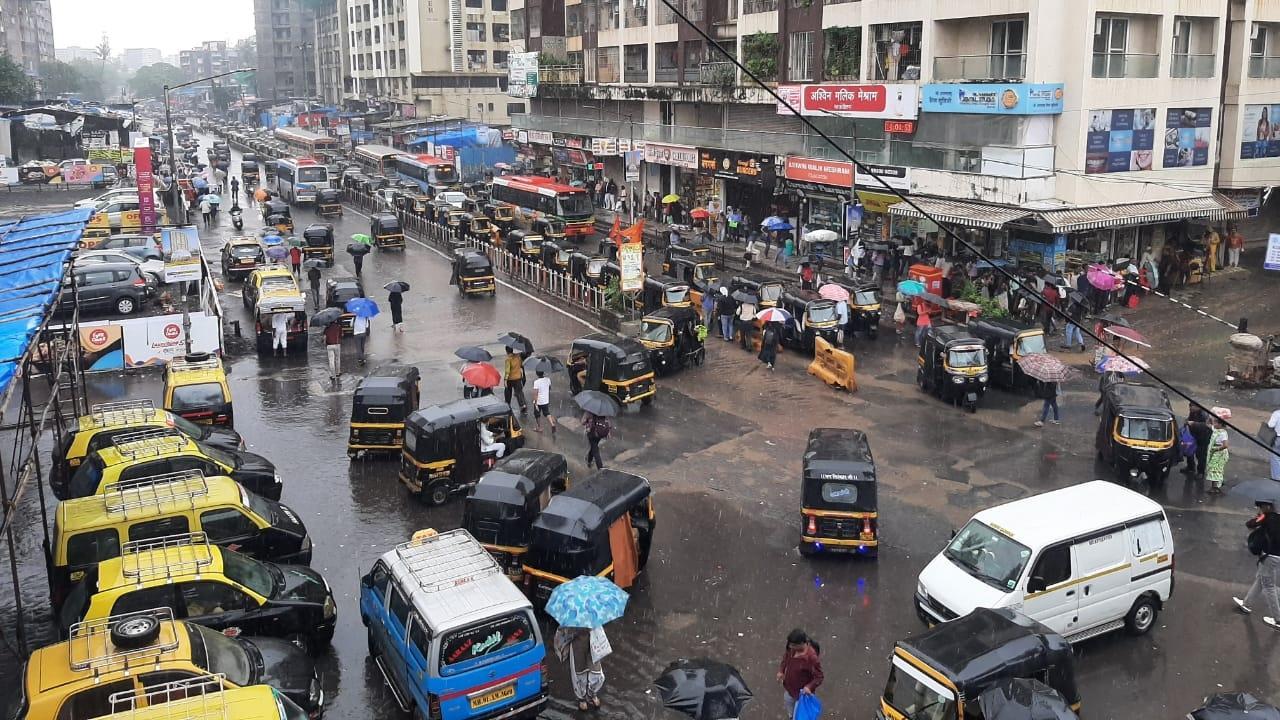 IMD Mumbai, in its morning weather bulletin, predicted moderate rain with occasional intense spells in the city and suburbs. Pics/ Satej Shinde