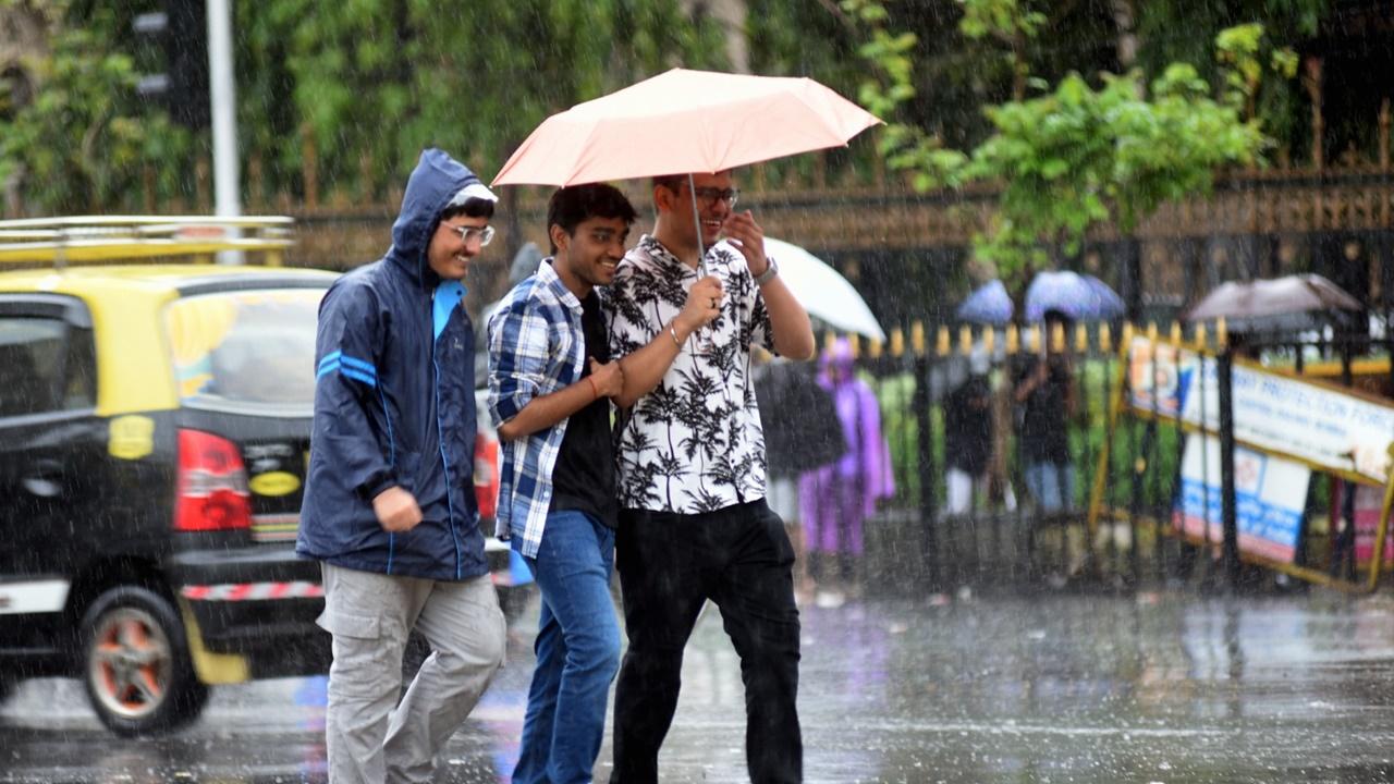 As the day progressed, the intensity of rain in Mumbai reduced on Tuesday. Most areas of the island city and also suburbs received light or moderate rainfall with intermittent spells of heavy rain.
Meanwhile, Mumbai’s monsoon season has brought about unusual weather patterns, resulting in a shift in the city’s dengue reporting trends. Between July 1 and 16, the city reported 264 dengue cases, compared to 353 cases in June. This is a noticeable increase when compared to last year’s figures of 39 cases in June and 61 cases in July.