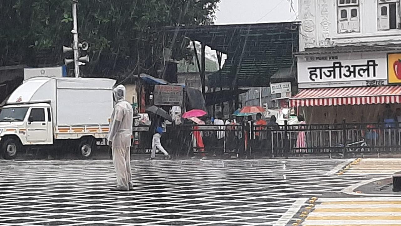 As per the IMD (India Meteorological Department) classification, an orange alert is for a rainfall range between 115.6 mm to 204.4 mm in a day, while a red alert is issued when rainfall above 204.5 mm is expected for a 24-hour duration.
