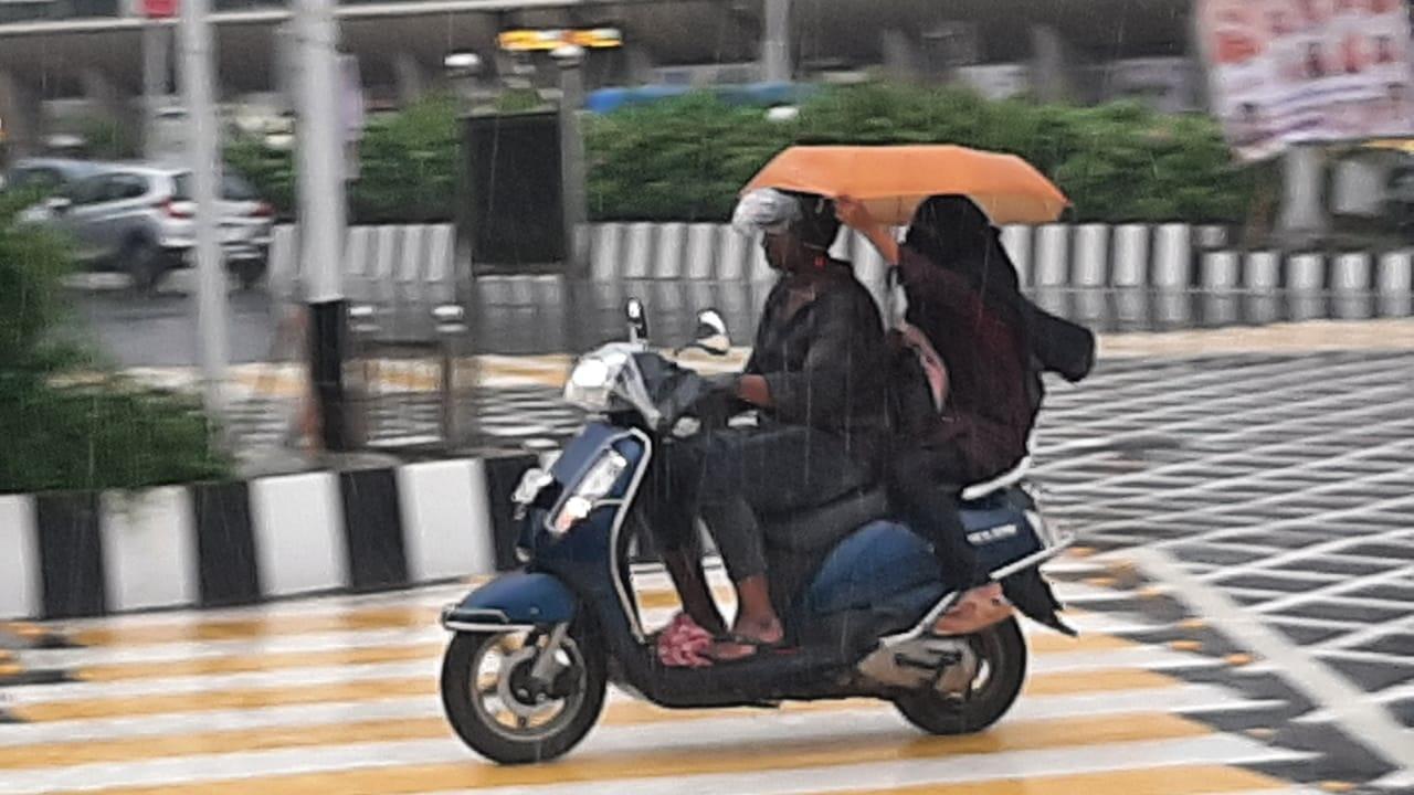 The weather bureau has issued a red alert for neighbouring Raigad and Palghar districts predicting heavy to very rainfall at a few places and extremely heavy rain at isolated places for Wednesday. An orange alert is sounded for Thane district.