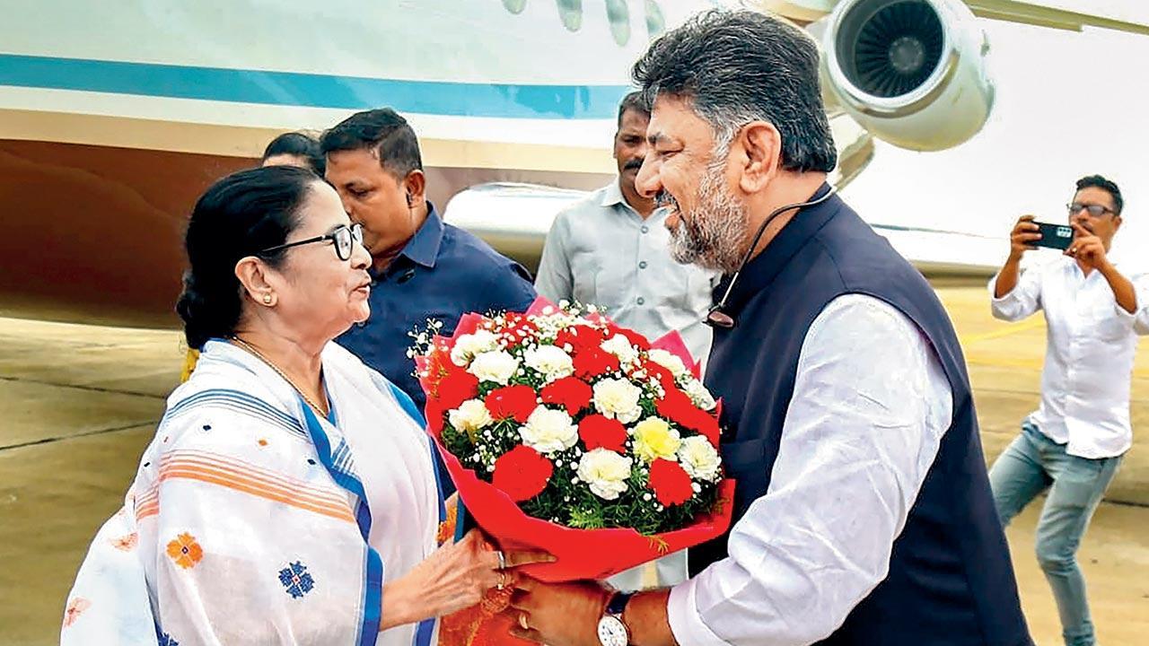 NDA ‘grand’ meet vs Oppn’s show of unity