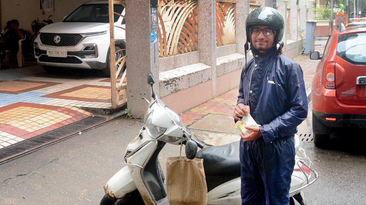 Bilal Ahmed delivers milk to hotels and cafes at Diamond Market in BKC. Pic/Sayyed Sameer Abedi