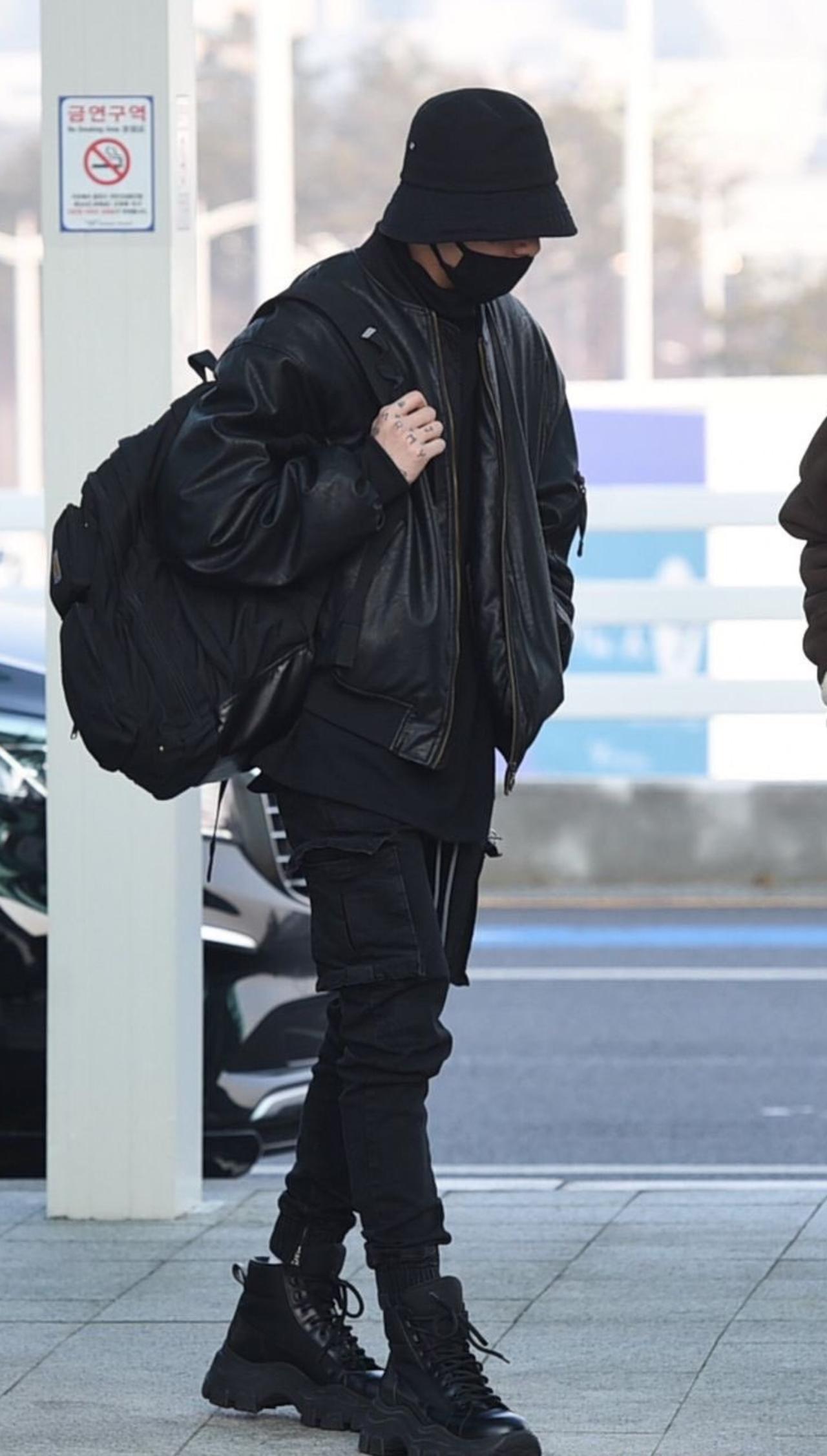 We are not kidding when we say Jungkook is a massive fan of black - as seen in this all-black fashion airport ensemble. Jungkook can intuitively mix and match streetwear and more formals - for example, he looks effortlessly good in this black leather jacket, boots and slightly baggy hip-hop-esque pocketed pants. He didn't even spare his bag!