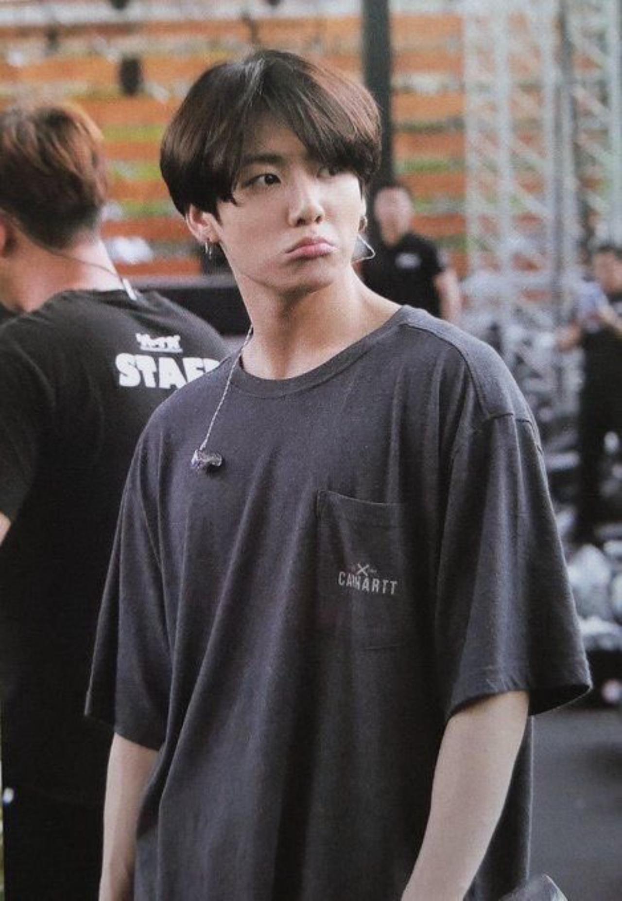 Two things instantly come to mind when ARMYs think about Jungkook's fashion sense - black and oversized! No matter how much designerwear Jungkook might don, we know that his wardrobe is filled with comfortable, black oversized t-shirts. Whether at concert soundchecks, airport looks or even while filming Run BTS! episodes, this combination can never go wrong with him