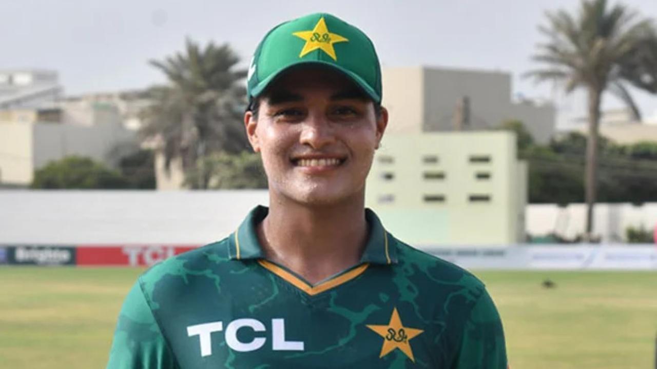 Ayesha Naseem: Pakistan cricketer retires at 18 to 'live life according to Islam'