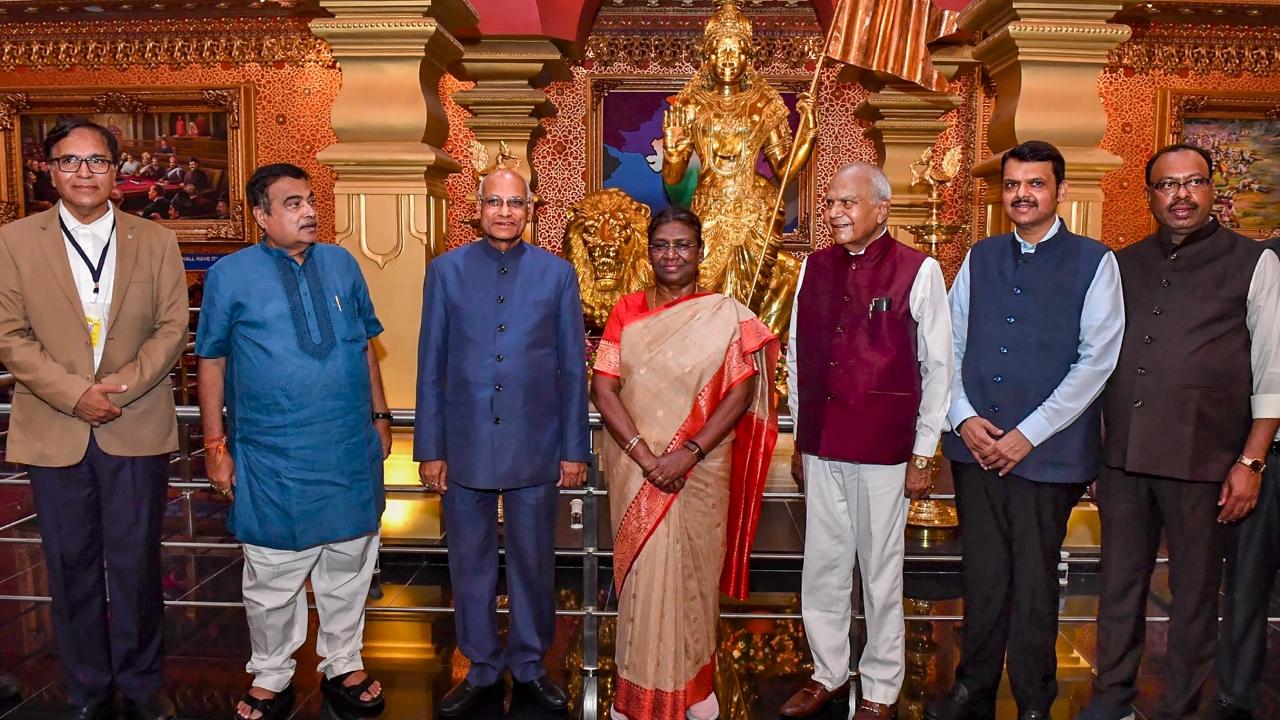President Droupadi Murmu arrived in Nagpur on Wednesday on a visit to Maharashtra. Union Minister Nitin Gadkari on Wednesday met President Droupadi Murmu at Nagpur Raj Bhavan in Maharashtra. Maharashtra Governor Ramesh Bais and Deputy Chief Minister Devendra Fadnavis were also present