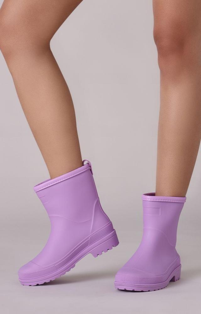 Gain an edge over the rain muck with this high-ankle boots
At: nykaa.com
