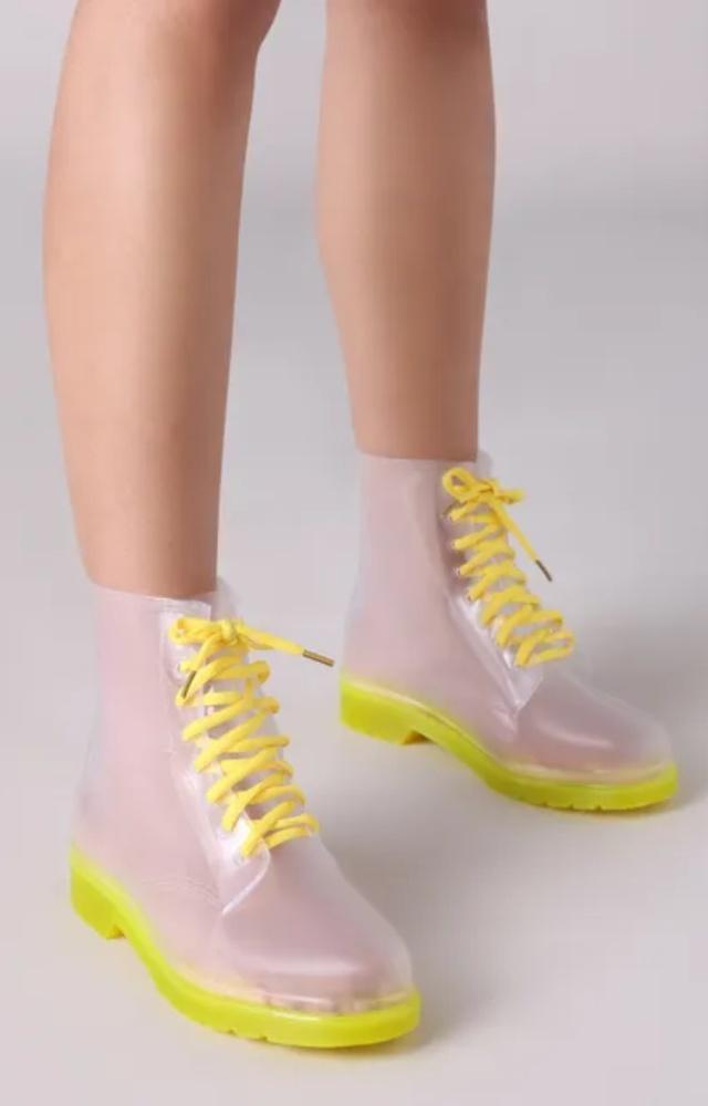 5 monsoon friendly footwears