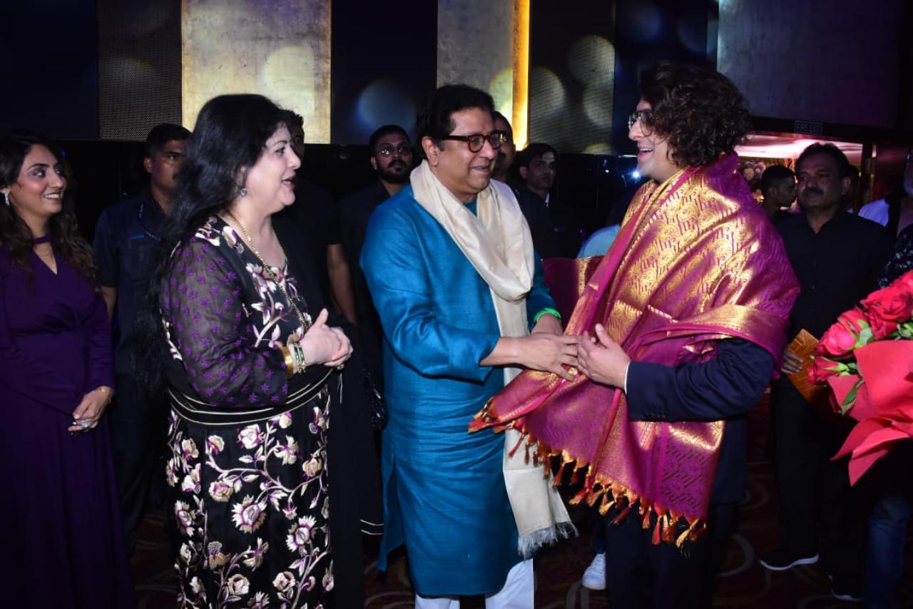 Raj Thackeray embraced Sonu Nigam and also felicitated him on completing a landmark year with an ornate shawl
