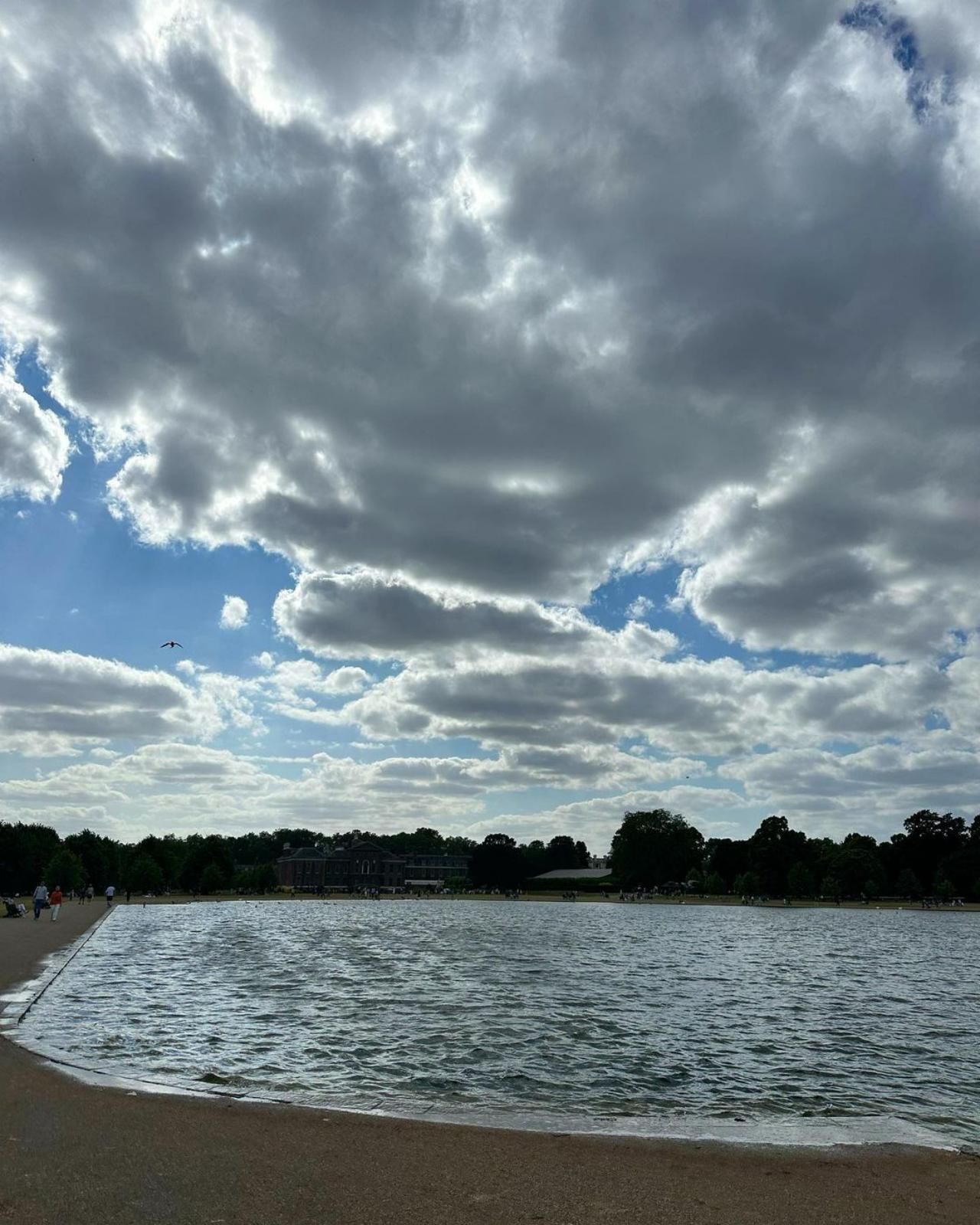 It's not London if grey clouds don't make an appearance. But well, this beautiful lake makes up for it!