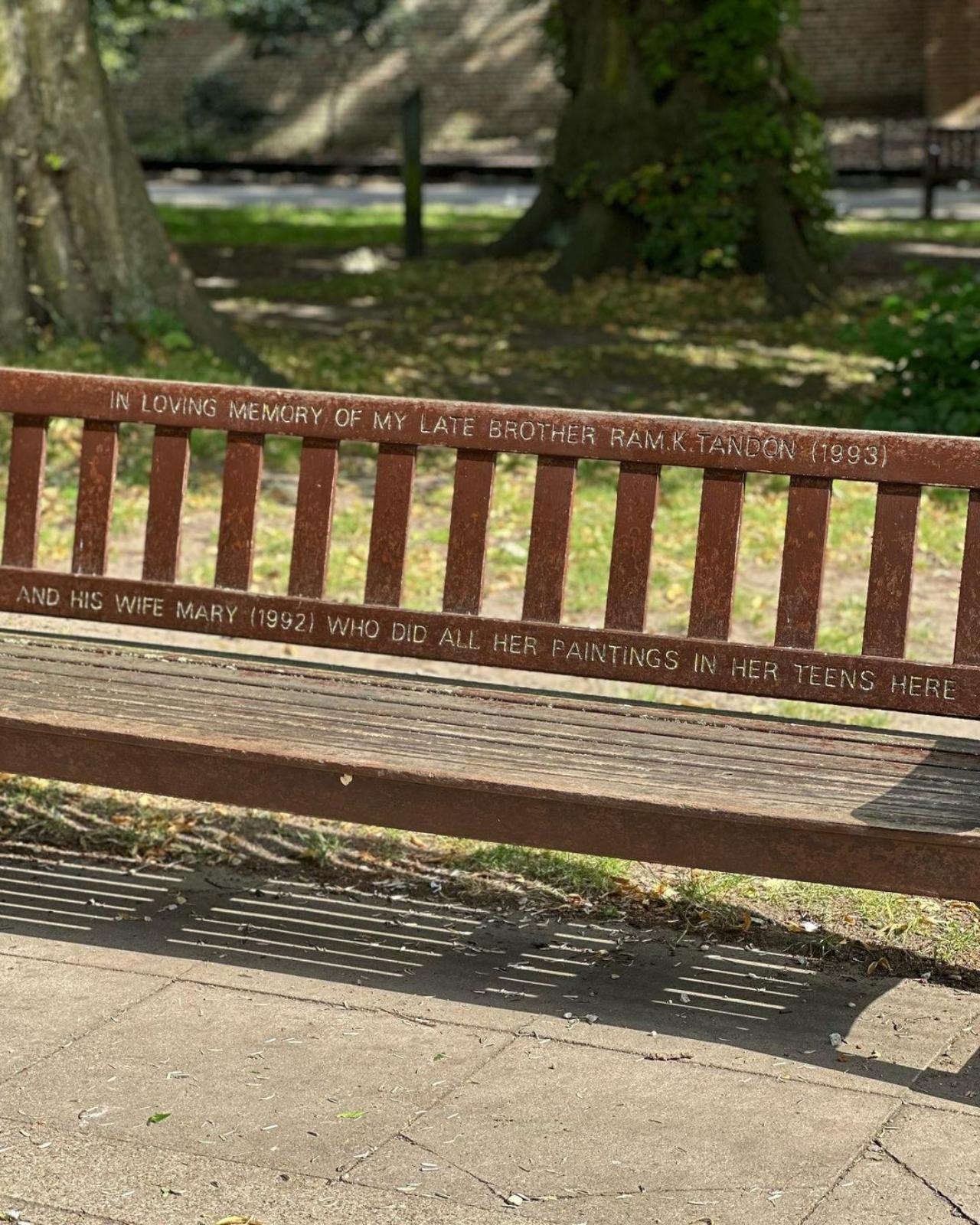 The thread of photos also contained other heartwarming moments of London love that Rhea had captured on film. These pictures included benches erected 'in loving memory' of friends and family members