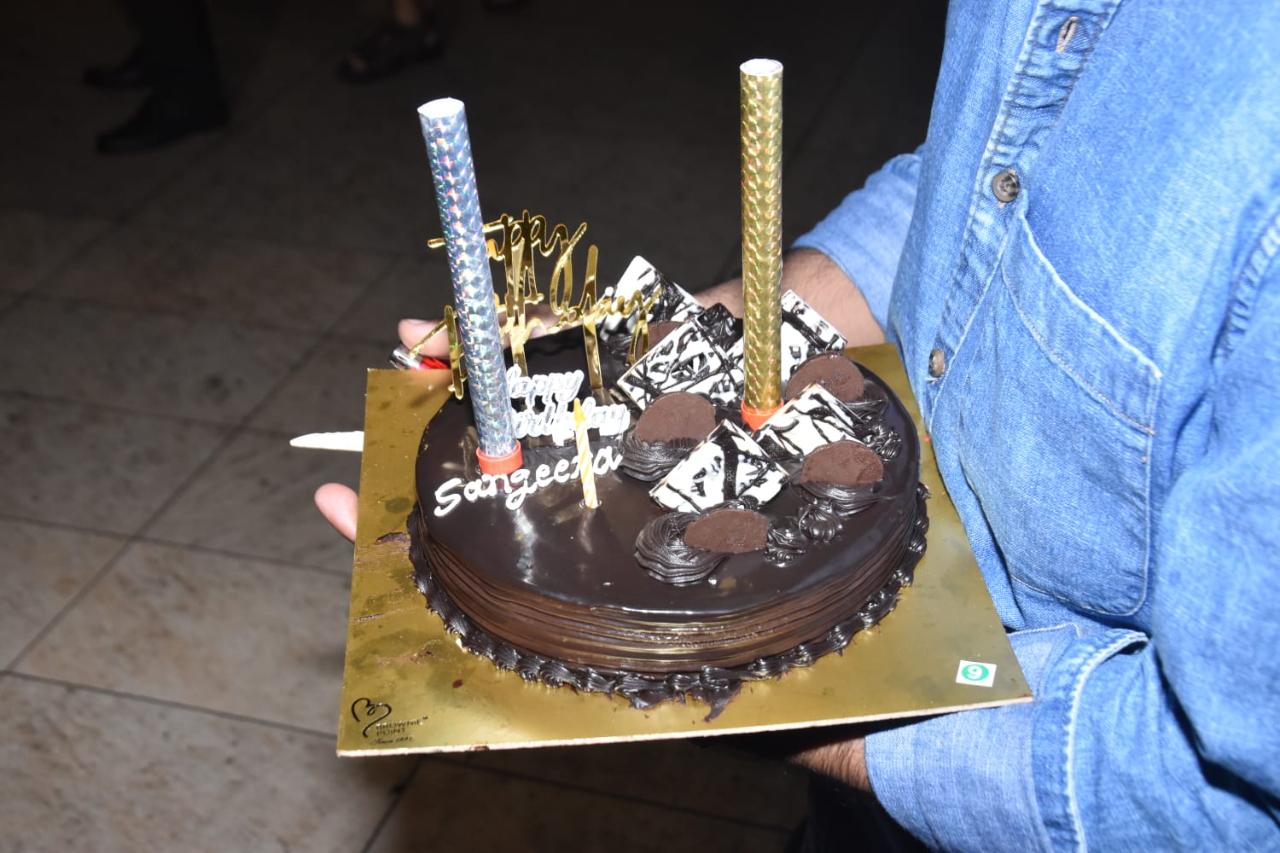 The media turned up at Bandra with a chocolate cake for the actress