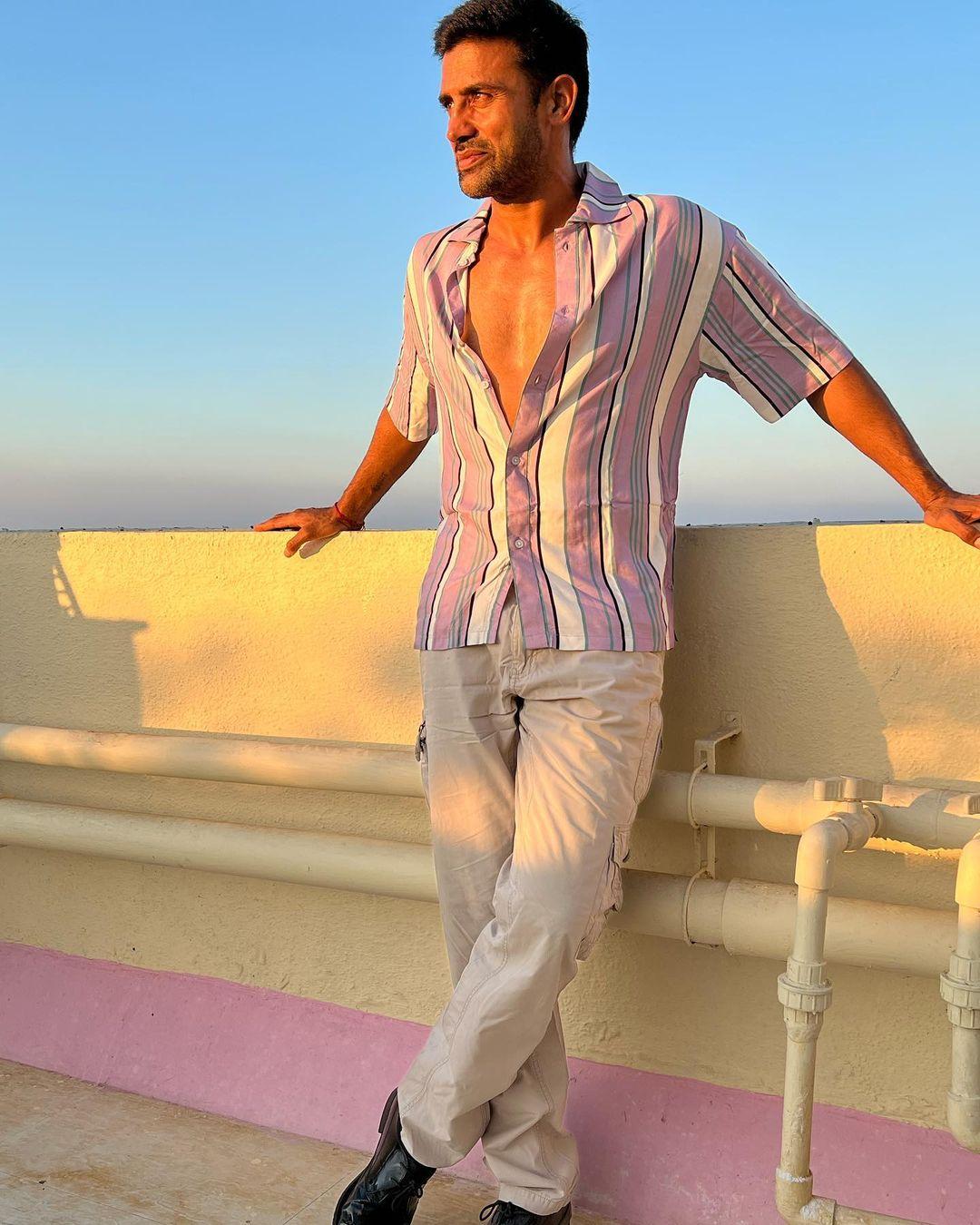 What diet do you follow and what would you recommend to fans?
There is an old saying that our mind is what we eat, jaise peyengey paani waise niklegi baani. If you go to a gym and if your body weight is 60kgs they usually tell you to have 120 gms of protein and then they also give you advice on your diet and more. If we follow this then how will we work, we will have to keep eating the whole day. 