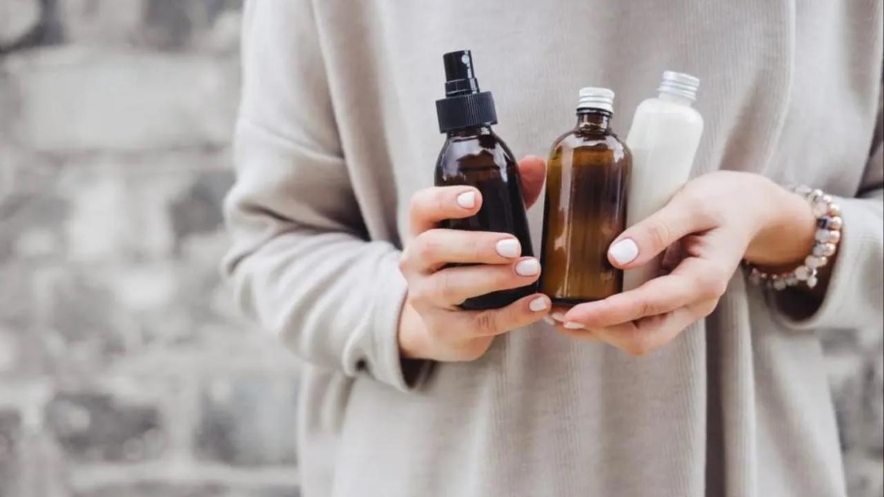 Moisturise with a lightweight gel. Opt for a hydrating lightweight formula that absorbs into the skin instantly without leaving any sticky feeling. You want to look for something that is ideal for the weather and that doesn’t weigh down your skin. Gently massage with circular movements, starting from the centre to the contours of your cleansed face. Photo Courtesy: iStock