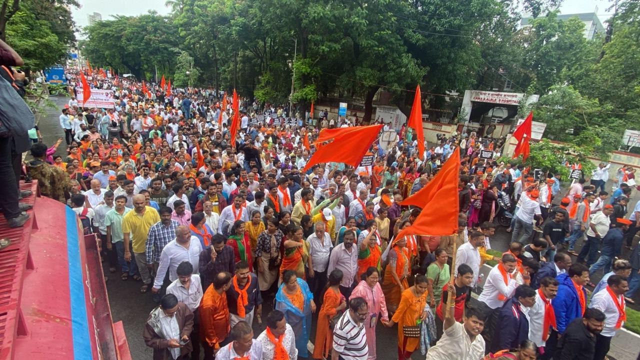 Top leaders of the Uddhav Thackeray-led party including MLAs and MPs are part of the morcha.