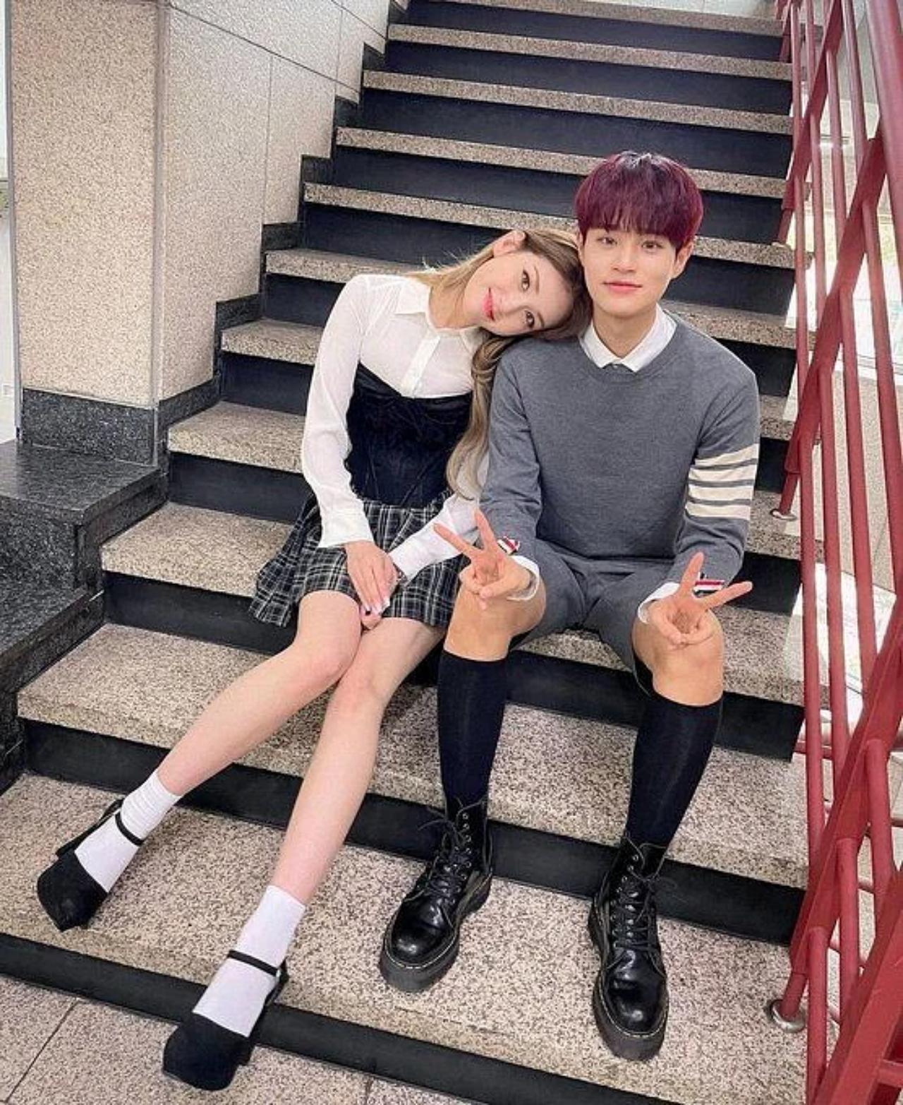 Jeon Somi and AB6IX’s Lee Daehwi
This duo is one of the rare public friendships between idols of different genders. Somi and Daehwi met as trainees and have remained close ever since!