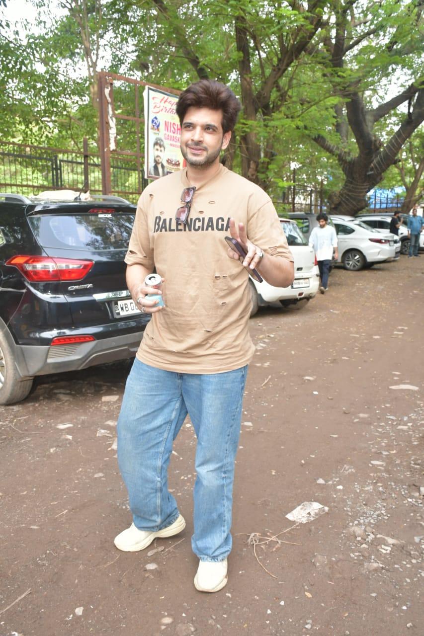 Karan was looking smart as he paired his brown T-shirt with cool blue jeans