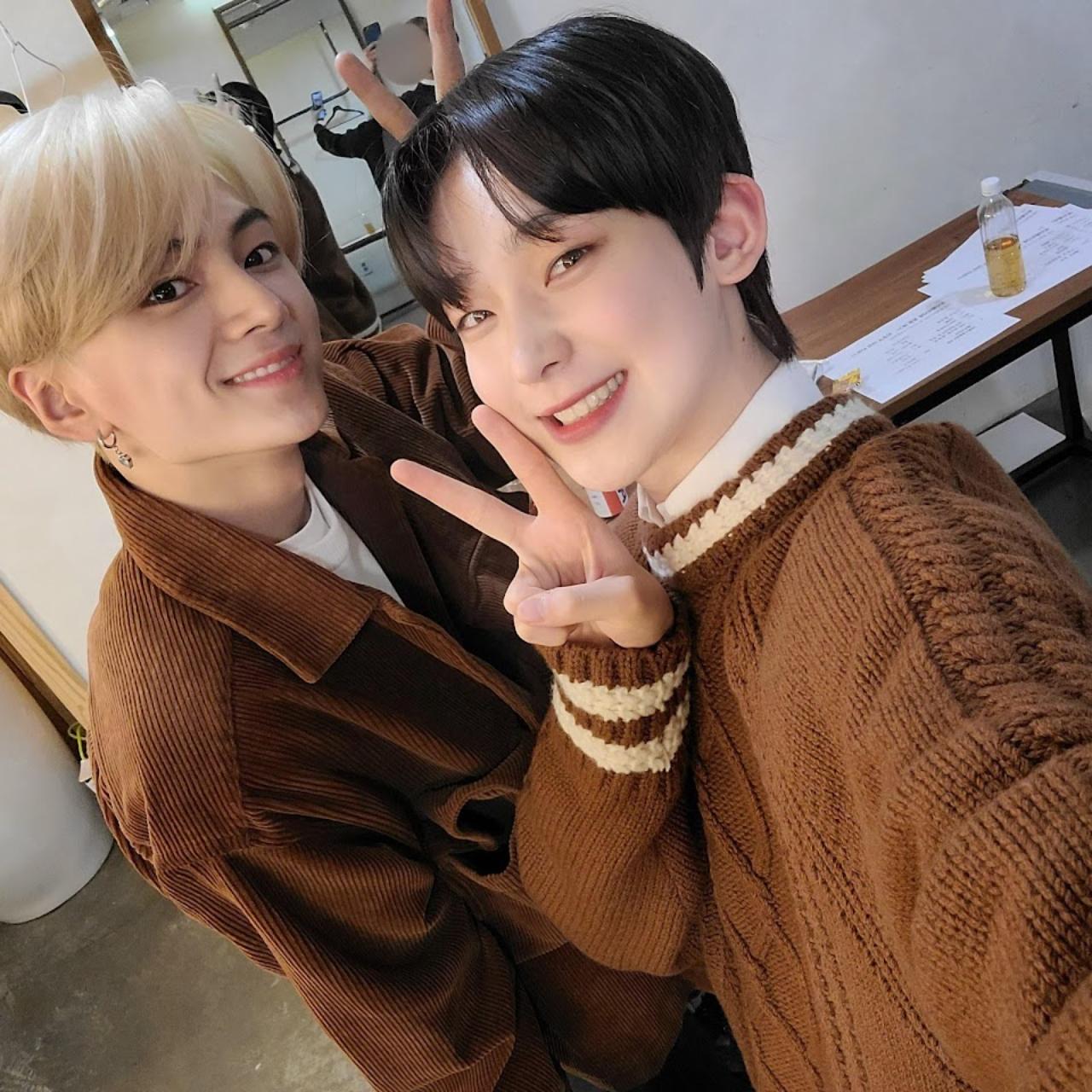 ENHYPEN's Jay and Sunwoo
ENHYPEN's blunt Jay and soft-hearted Sunwoo share an unusual but sweet friendship despite being so unlike each other. Sunwoo admitted that the two didn't interact much during their training period, but started getting closer when they recorded and worked on music together. He eventually came to see Jay as a person he could rely on, 