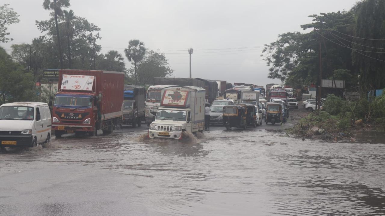 Water-logging at Godhbundar Road in Thane on Sunday evening. Pic/Anurag Ahire
