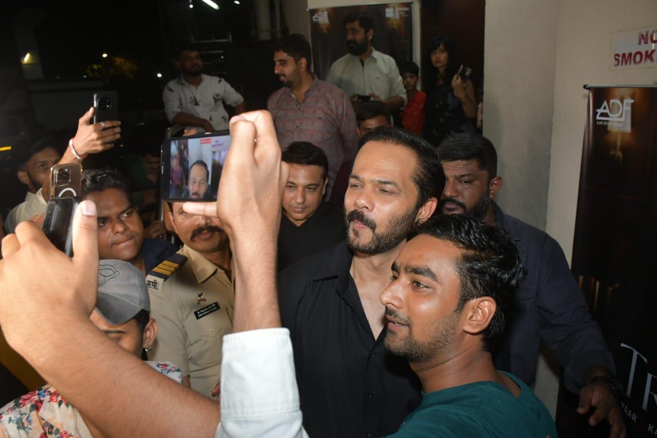 As soon as he stepped out of his vehicle, he was surrounded by fans and the filmmaker happily obliged for selfies