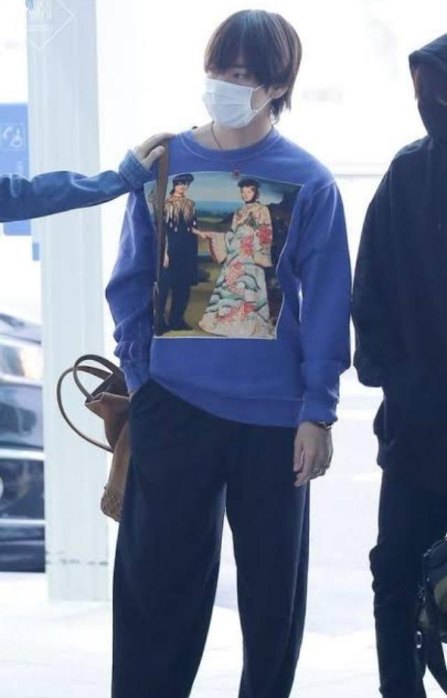 Tae takes it easy in this fit with an oversized blue sweater with a photo print. He looks stunning, especially because of his mullet!