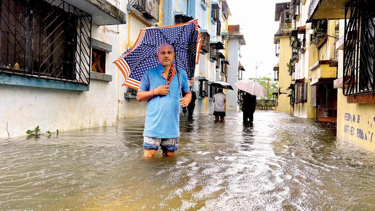 Ground floor residents of Gokul Aangan in Vasai West have to deal with water entering their homes, each time there’s a heavy shower. Water hasn’t receded from their houses in over two weeks. Pics/Hanif Patel