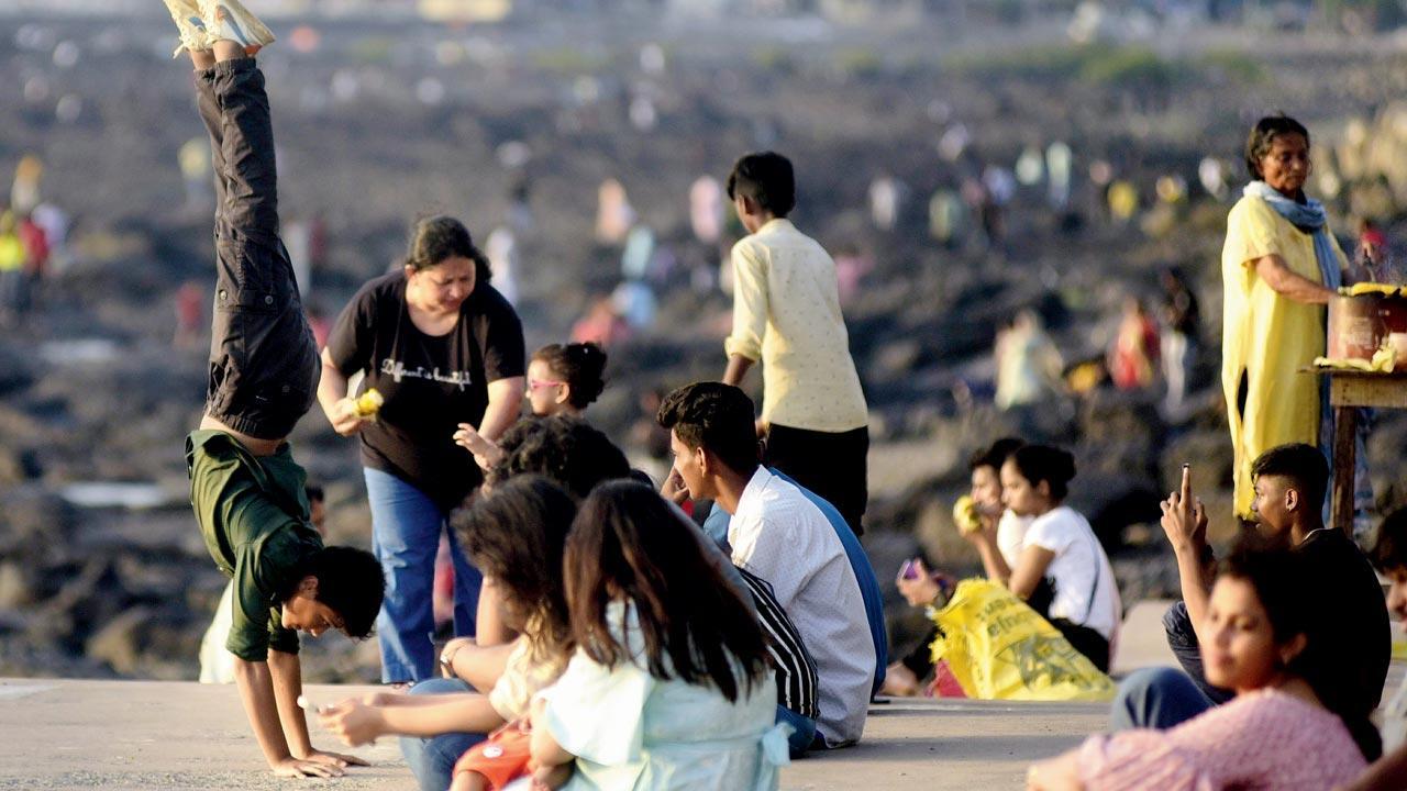 Mumbai: Woman falls into sea while taking selfie, feared drowned