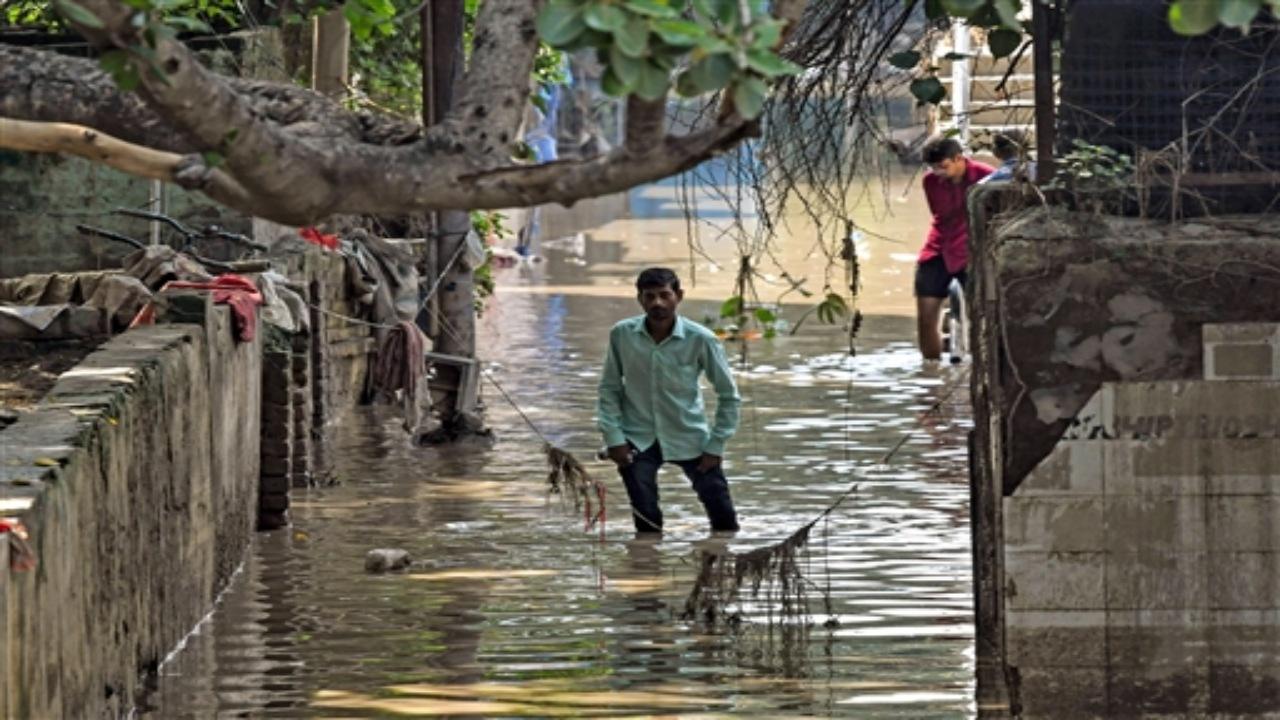 According to Central Water Commission data, the water level rose from 205.02 metres at 10 pm on Saturday to 206.57 metres at 3 am on Monday, before starting to decline again.