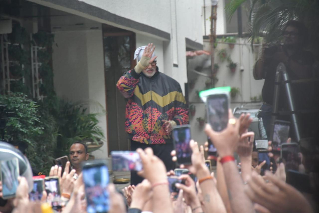 He can be seen wearing a rather funky patterned black jacket with a golden zig-zagged strip in the middle and a colourful abstract floral pattern. His head was also covered. Amitabh remains young at heart!
