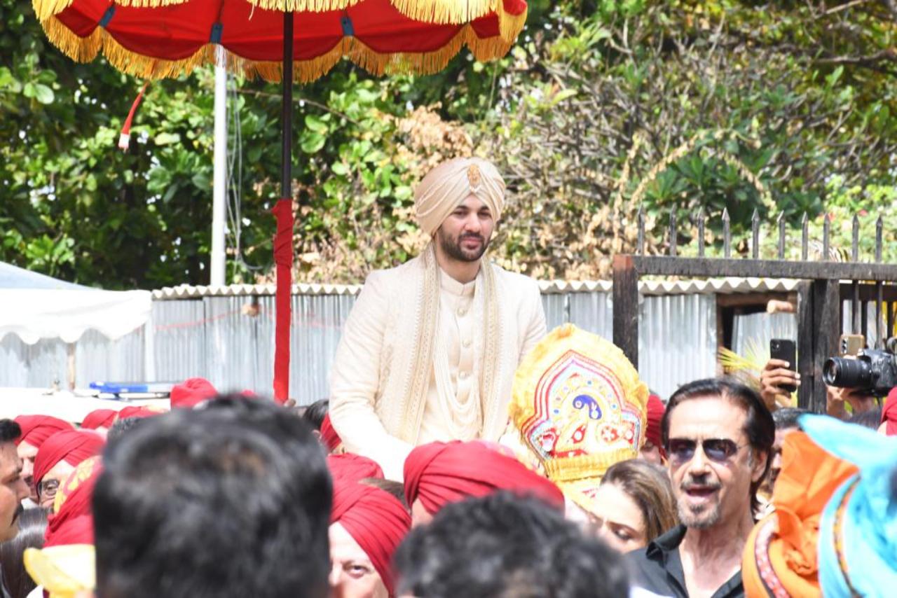 Karan Deol arrived at the wedding venue amidst a packed baarat. Dressed in a heavy embroidered and jewel adorned white and gold sherwani, complete with turban, he looked the very picture of a knight in shining armour (Pic Credits: Yogen Shah)