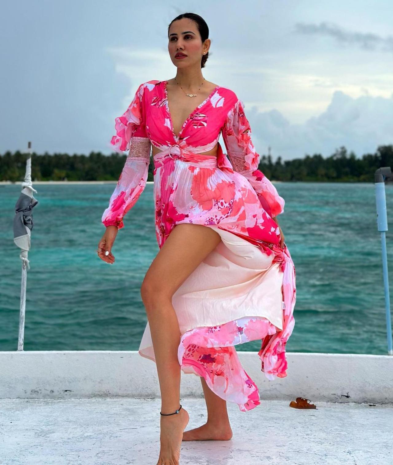 The Sonu ke Titu ki Sweety star flaunted her outfit, lifted by the Maldives breeze. The dress had small cut-outs at the waist held together by a sash and boasted a high slit. Don’t forget her evil-eye anklet!