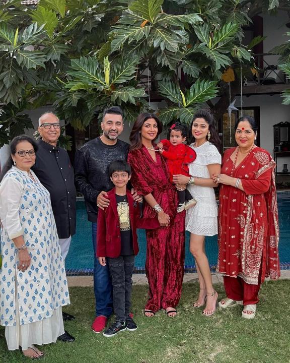 Shilpa Shetty with husband Raj Kundra, sister Shamita Shetty, son Viaan, daughter Samisha, mother, mother-in-law and father-in-law